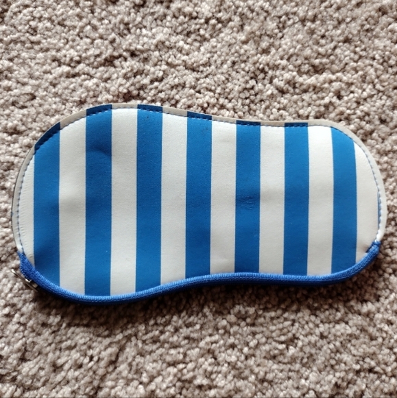 Betsey Johnson Heart Shaped Cateye Sunglasses & Beach Sandal Sunglass Holder - Picture 12 of 15